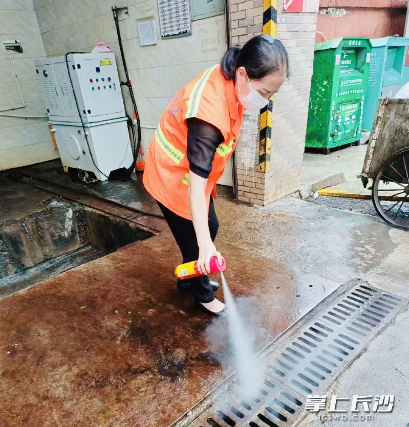 环卫工人对垃圾站进行灭蚊消毒。 均为长沙晚报通讯员袁佳乐摄