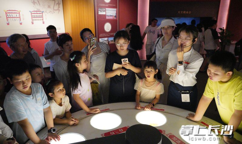 孩子们探秘位于橘子洲头125号的长沙非遗馆。