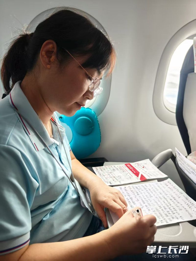 为向前来救护的“120”医务人员提供第一手病人病情，刘爱军在飞机上迅速形成文字。