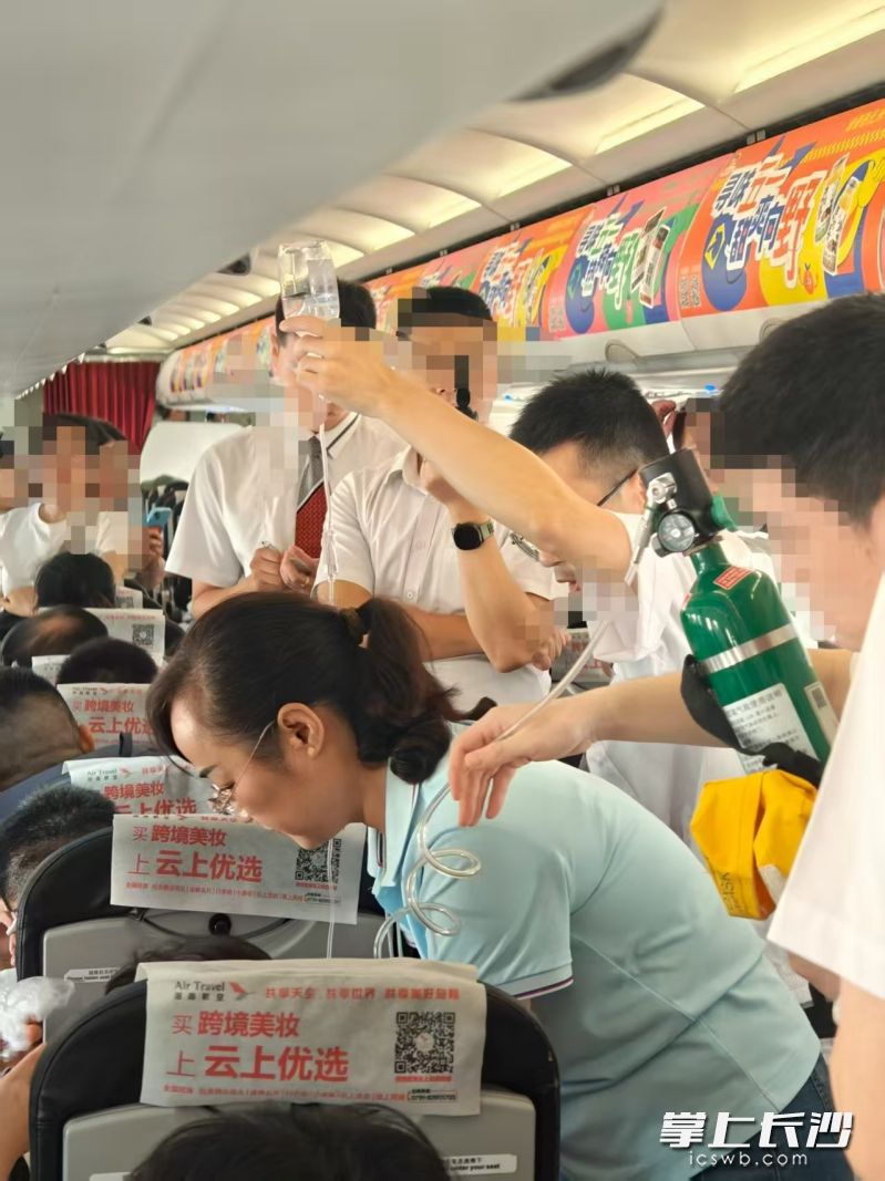 刘爱军在机场医务人员的协助下，为患者紧急建立静脉通路，进行快速补液。 均为受访者供图
