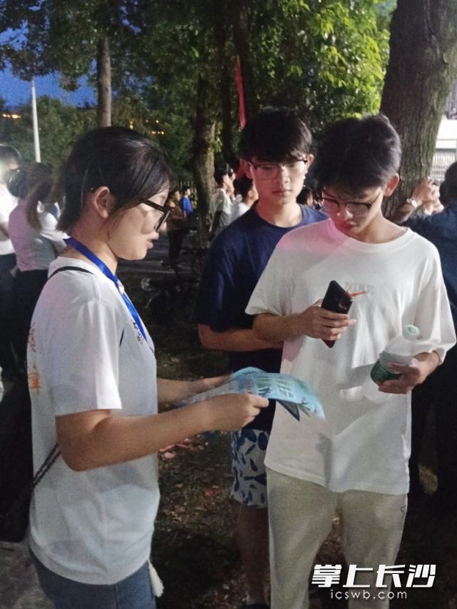 大学生兼职团委副书记借力火爆的“村BA”赛事，在比赛间隙向观赛居民宣讲防溺水知识。