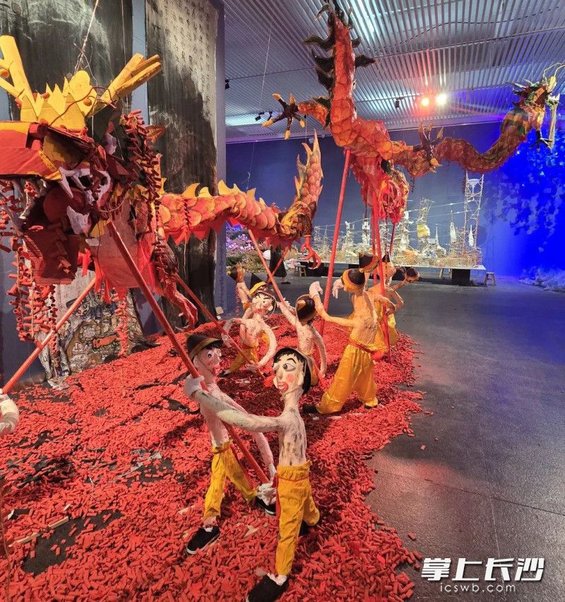 广西孩子的“炮龙节”，欢腾喜庆，颇具特色。均为李自健美术馆 供图