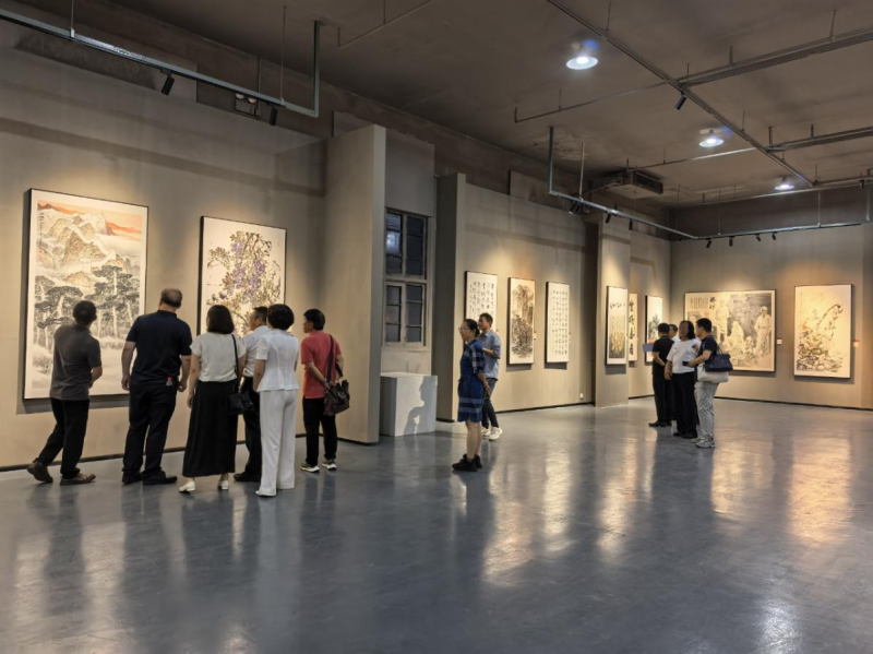 市民在观看书画展。均为受访者供图