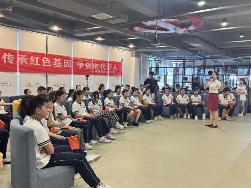 青少年现场聆听红色故事。通讯员供图