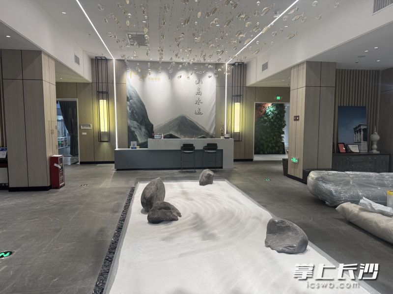蓝风微短剧基地内部场景。