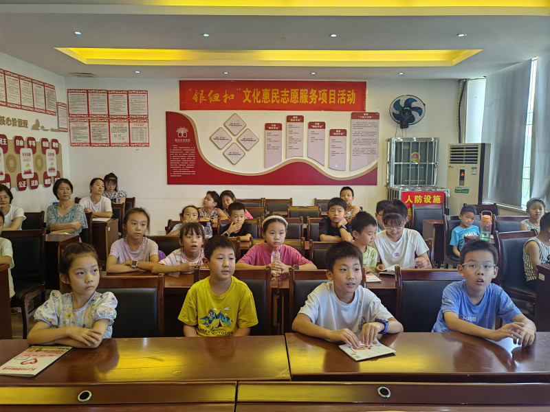 孩子们认真聆听。