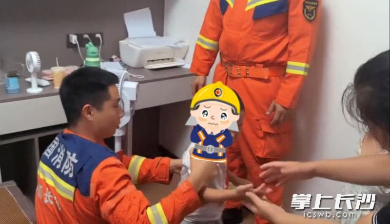 消防员成功救助被卡儿童。 长沙晚报通讯员 郭毅 摄