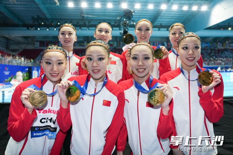 7月25日，中国队在颁奖仪式后合影。前排左一为张雅怡。新华社记者 伍志尊 摄