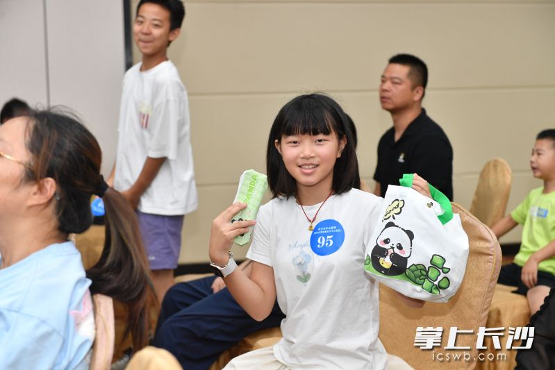 急救知识夏令营公益活动受到青少年喜爱。