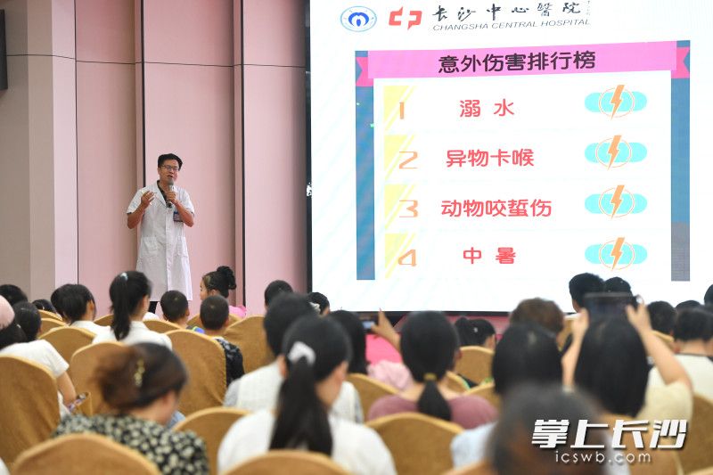 长沙市中心医院举办2025年暑期中小学生急救知识夏令营公益活动。均为长沙晚报全媒体记者 王志伟 摄