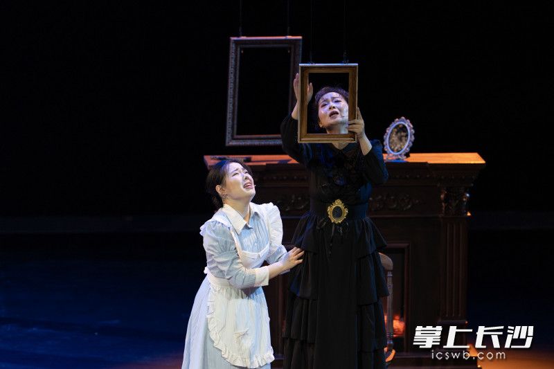 契诃夫经典作品《蠢货·求婚》在长沙琴岛剧场首演。均为长沙晚报全媒体记者 郭雨滴 摄