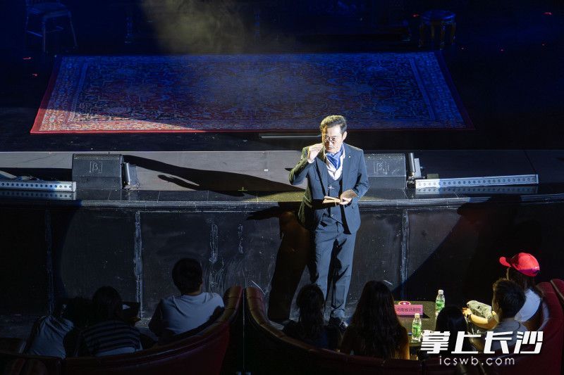 演员走下舞台与观众席互动，这不是话剧常见的手法，却很有长沙歌厅的底蕴。