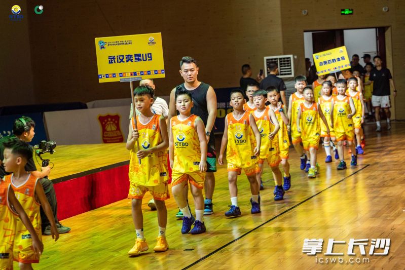 开幕式上，各参赛队伍上场。均为长沙晚报通讯员 李仙玲 供图