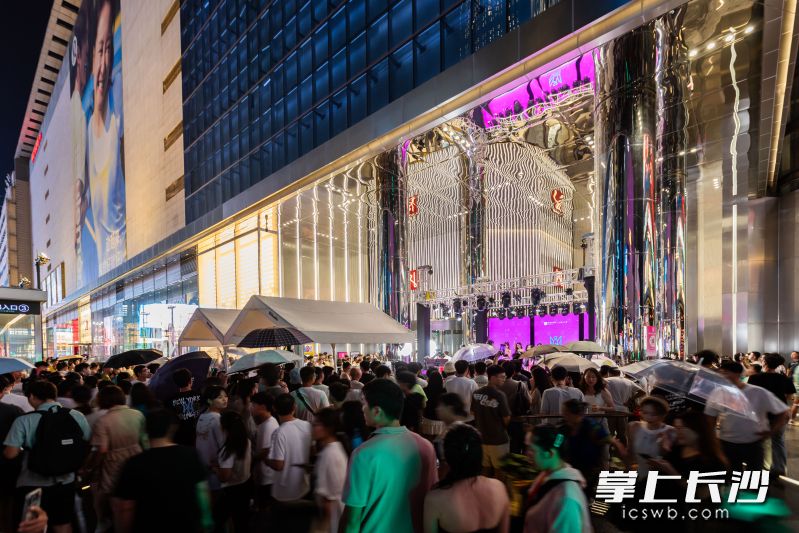 观看比赛的市民游客。