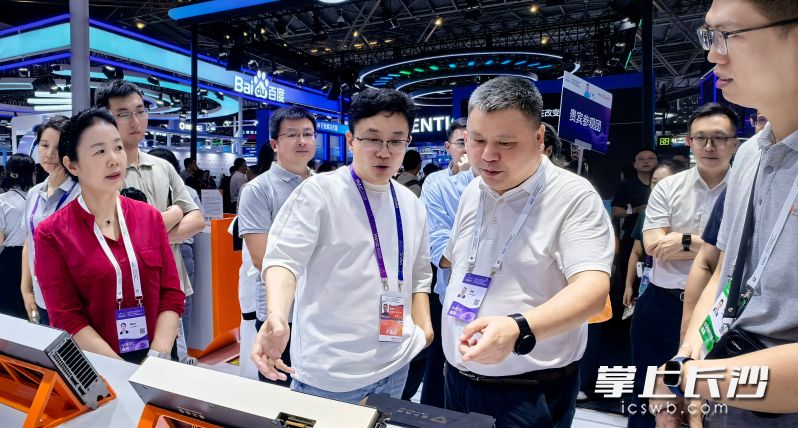 2025世界人工智能大会展览吸引了800余家企业参展，集中展示3000余项前沿展品及100余款“全球首发”“中国首秀”新品。市政协融媒体中心供图