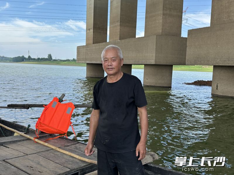 今年67岁的廖练刚是洪家洲人。