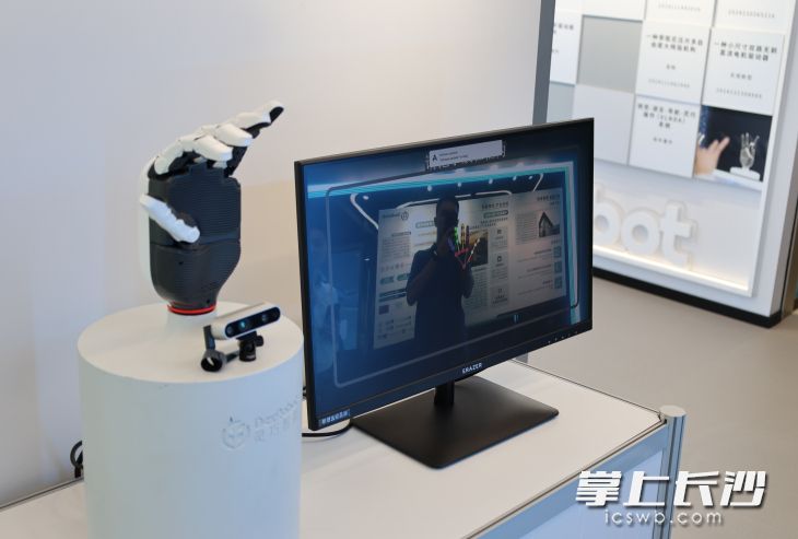 灵巧智能科技展厅演示。 市政协融媒体中心供图 灵巧智能科技展厅演示。 市政协融媒体中心供图