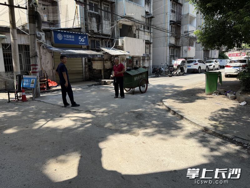 电线杆被拆除后，小区内道路被拓宽至5米。