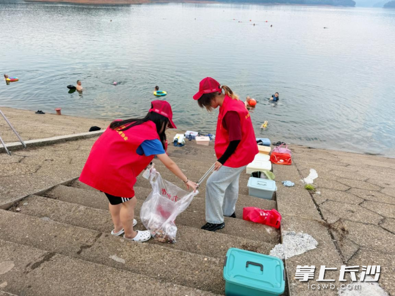 大家通过开展“护湖净滩”社会实践活动，以实际行动助力乡村水资源保护。