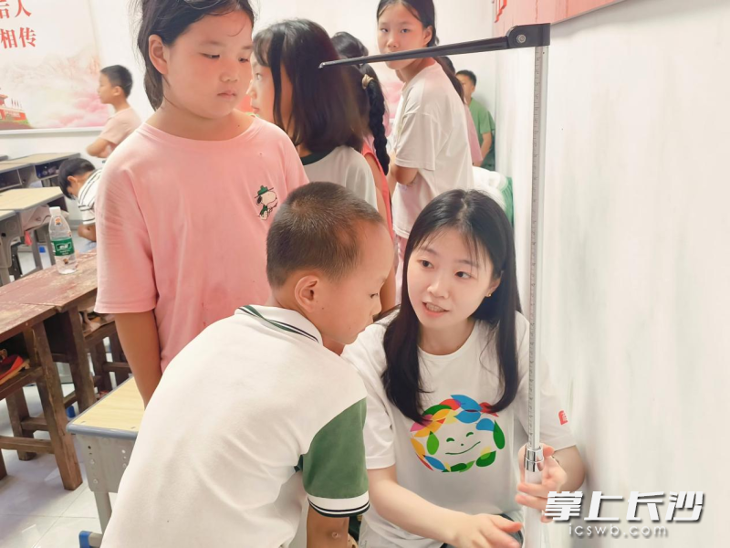 量量身高体重对自己更了解。均为通讯员肖腾供图