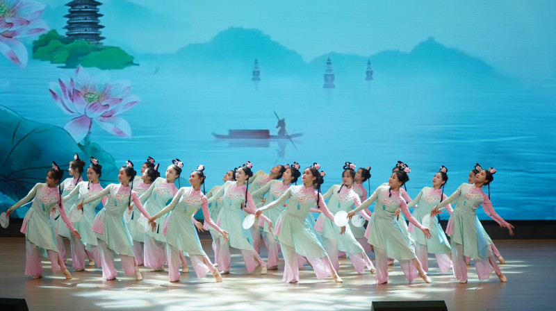 众多师生、校友表演了一个个精彩的节目。