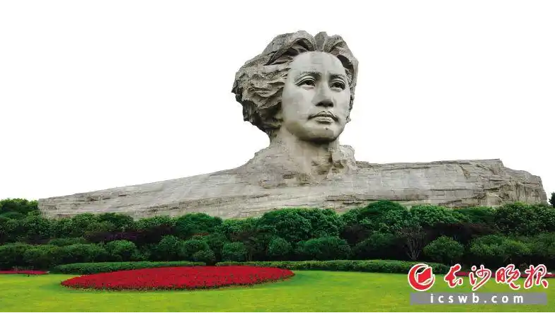 橘子洲头青年毛泽东艺术雕塑。图片来源于长沙晚报网