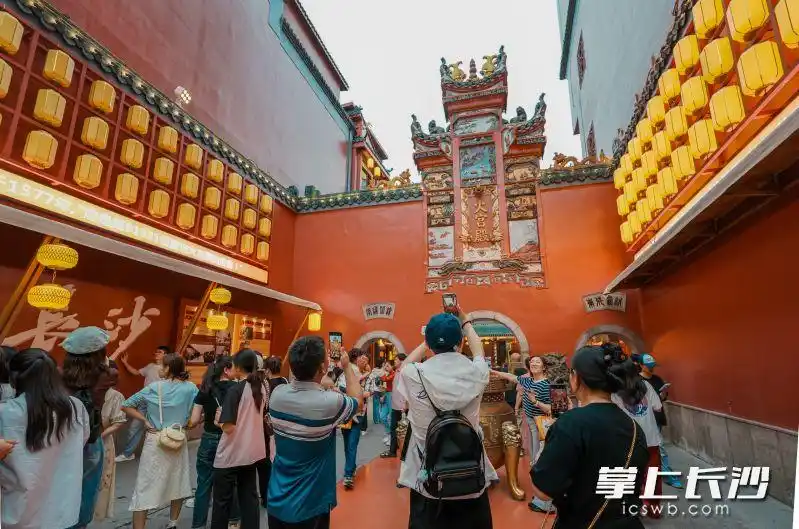 每天都有大量游客来火宫殿体验臭豆腐。图片来源于长沙晚报网