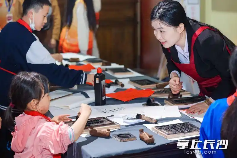 这个暑假，广大市民游客在长沙非遗馆体验长沙非遗传承实践系列活动。图片来源于长沙晚报网