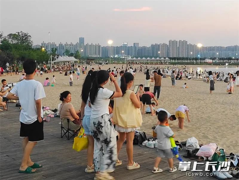 湖南松雅湖国家湿地公园内人头攒动，在夏日傍晚感受惬意生活。叶甜 摄