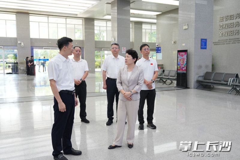 7月28日，省委常委、市委书记吴桂英在长沙市公共资源交易中心调研。