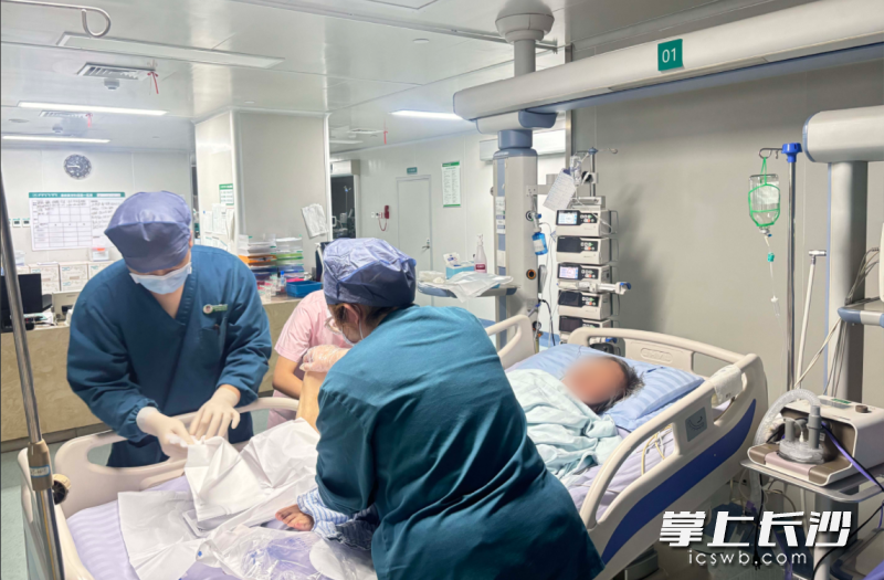 湖南中医药大学第二附属医院重症医学科（中心ICU）的医护人员在为患热射病的老人进行治疗。 通讯员供图