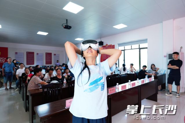一名女孩戴上VR眼镜“亲历”溺水惊魂。  均为长沙晚报全媒体记者舒元臻 通讯员宋雨溪摄