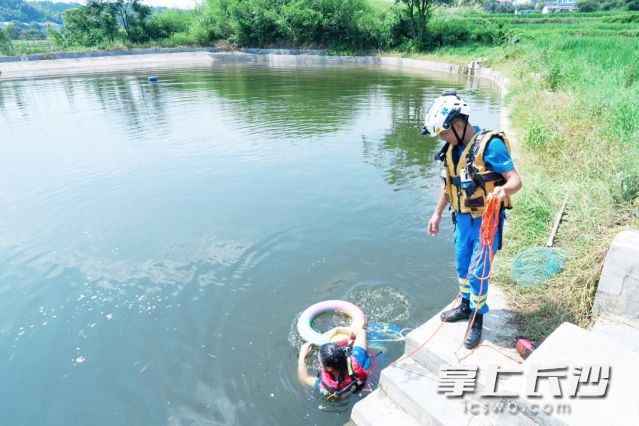 长沙县蓝天救援队队员给孩子们在池塘边上“救命课”。