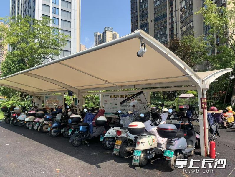 新建的非机动车停车区，接下来将增设相关标识标线。长沙晚报全媒体记者 邓艳红 摄