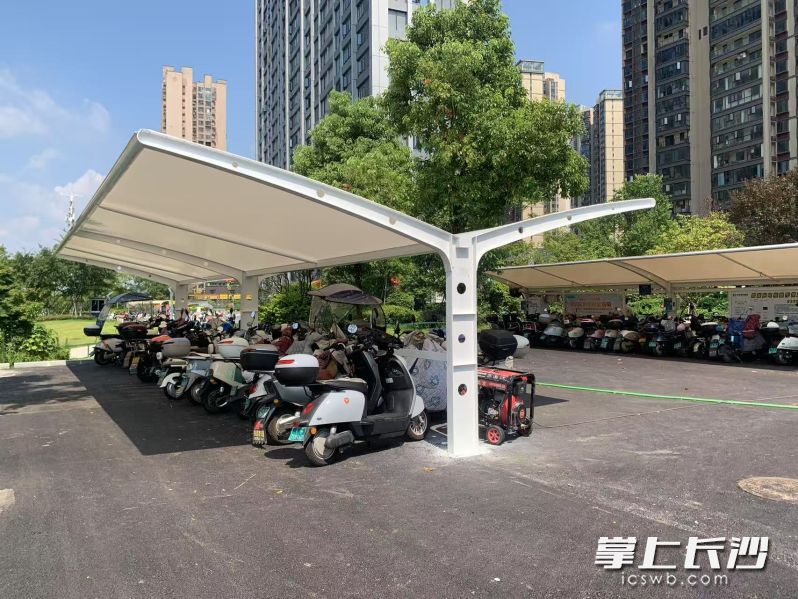 地铁4号线罐子岭站附近，新建的非机动车停车区。 长沙晚报全媒体记者 邓艳红 摄
