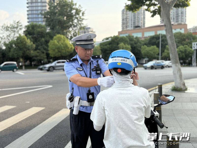 7月29日，交警在路面查处电动自行车不戴头盔违法行为。通讯员 张旭 摄