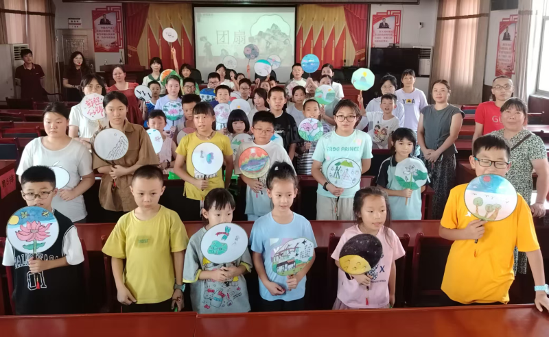 宁乡市白马桥街道凤形社区举行“巧手绘团扇，非遗绽光彩”主题活动。通讯员供图