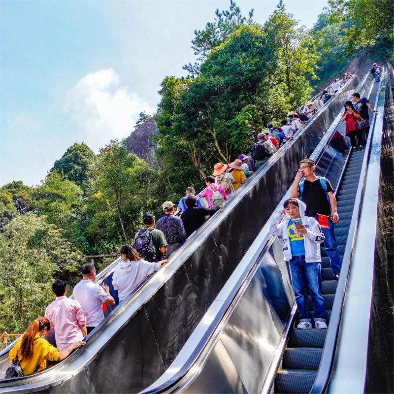 台州神仙居，游客们可乘电梯到南天顶。图源“仙居文旅”微信公众号