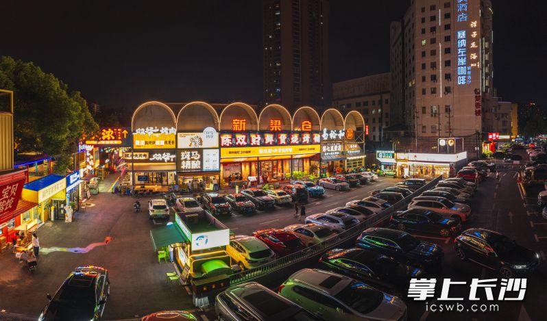 经过“针灸式”改造，闲置的老旧厂房变身新梁仓文创园网红夜市。长沙晚报全媒体记者 陈飞 摄