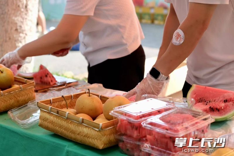 水果均为当天凌晨采摘直送岳麓山顶售卖。