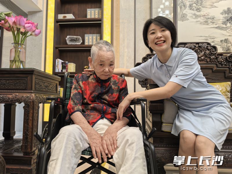 悉心照顾中风瘫痪的婆婆5000多个日夜，好媳妇刘思滇的笑脸从未缺席。均为长沙晚报全媒体记者张禹摄