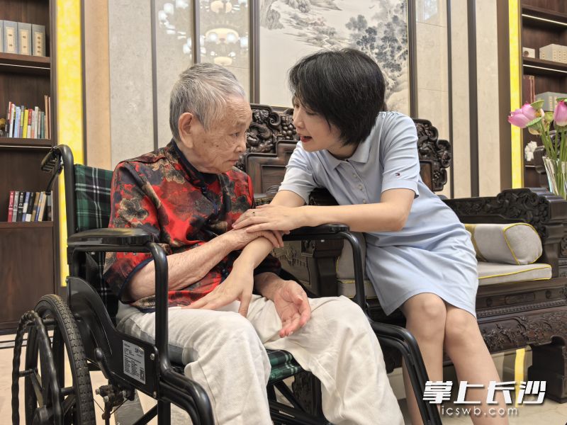 刘思滇陪婆婆聊天。