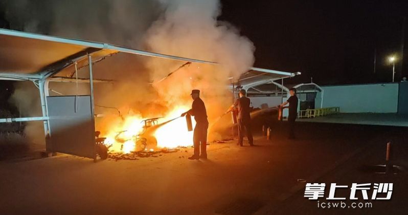 消防救援人员正在扑灭电动自行车火灾。 长沙晚报通讯员 熊方圆 供图