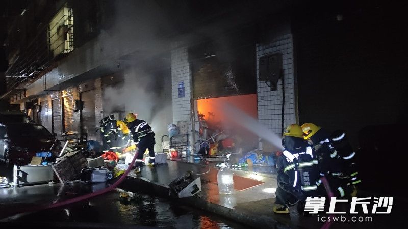消防队员正在灭火。 均为长沙晚报通讯员 龙伟杰 供图