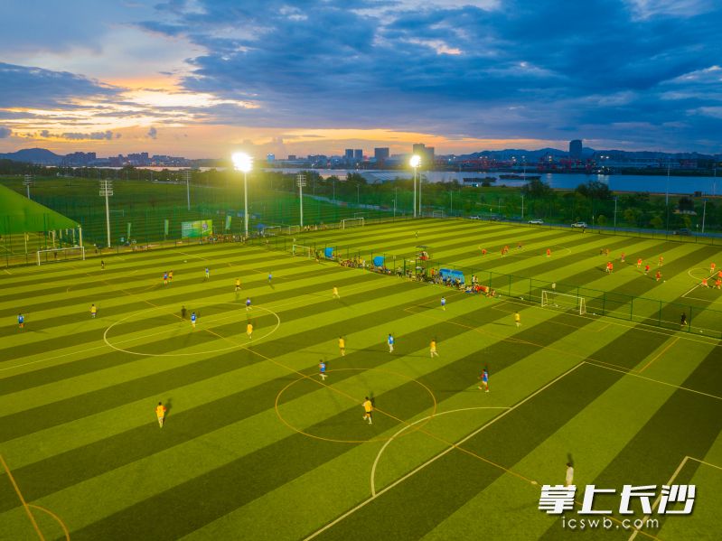 7月20日晚，湖南省足球联赛（湘超）长沙代表队选拔测试在月亮岛进行。