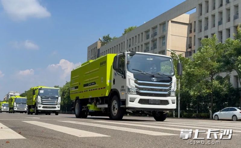 盈峰环境向河北廊坊批量交付的33台新能源环卫装备在长沙完成集结，正式启程为廊坊城市清洁注入绿色新动能。受访者供图