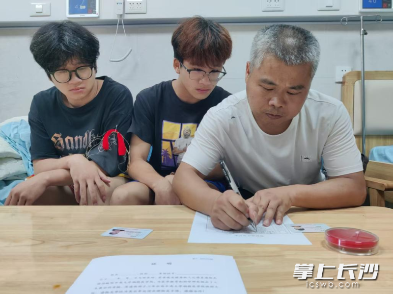 刘常宁的家人在捐献确认表上签字，帮助她完成捐献角膜遗体的心愿。