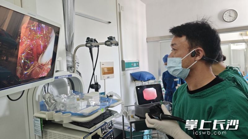 湖南省人民医院消化内科三病区吴明浩主任为患者实施无射线ERCP手术。 长沙晚报通讯员 陈银芸 胡薇华 供图