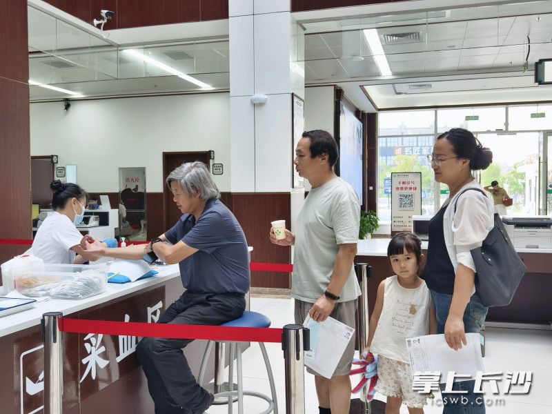 宁乡市新文艺群体骨干人才免费体检活动进行。