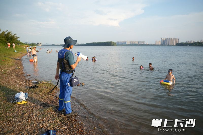 7月30日，蓝天救援队队员在湘江边巡防，确保下河游泳群众的安全。 长沙晚报全媒体记者林暘摄
